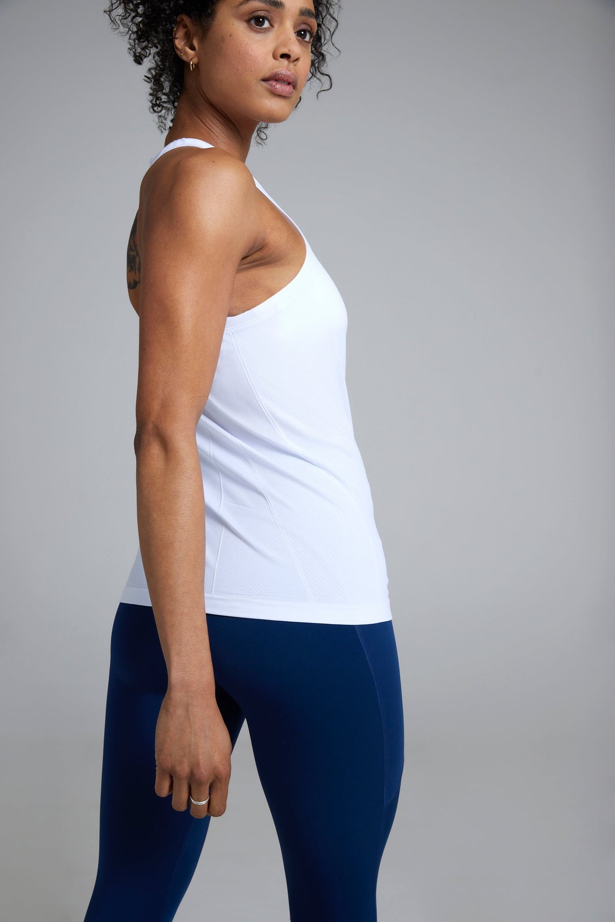 Women's GLIDE360 fitted running singlet in Griffith Observatory White - product photo 3 of 4