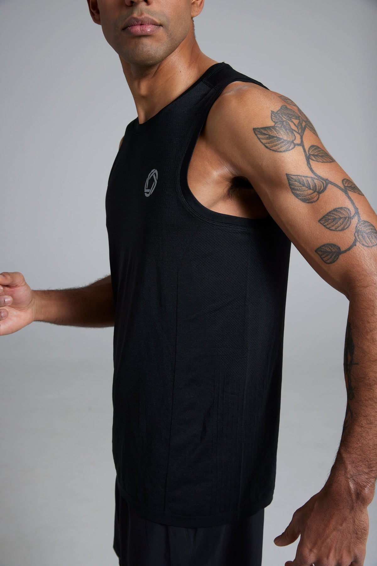 Men's GLIDE360 running singlet in New Black - product photo 4 of 8
