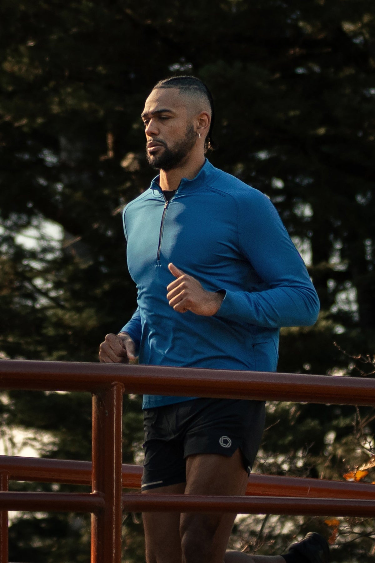 Men's AIRWRAP 1/4 zip running top in Pacific Ocean Blue - product photo 3 of 6