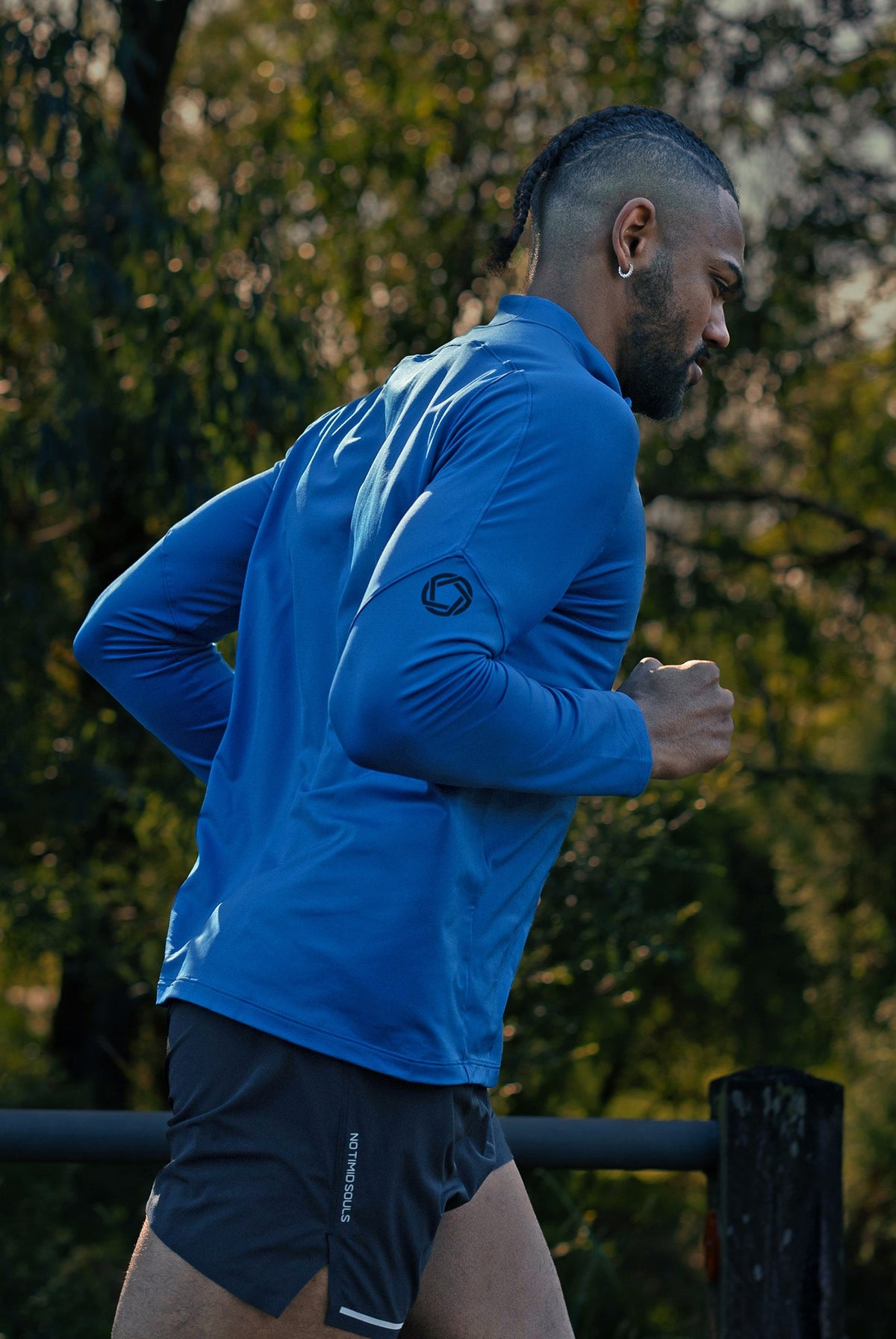 Men's AIRWRAP 1/4 zip running top in Pacific Ocean Blue - product photo 2 of 6