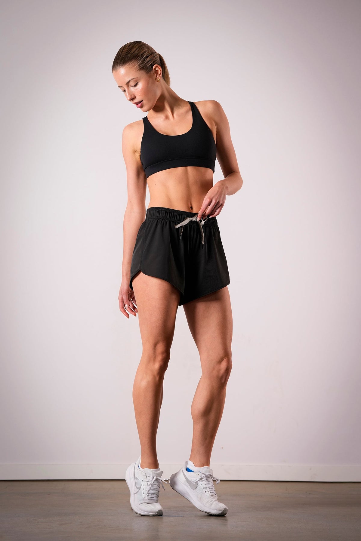 Women's EVERYWEAR 4-inch lined running shorts in New Black - product photo 3 of 4