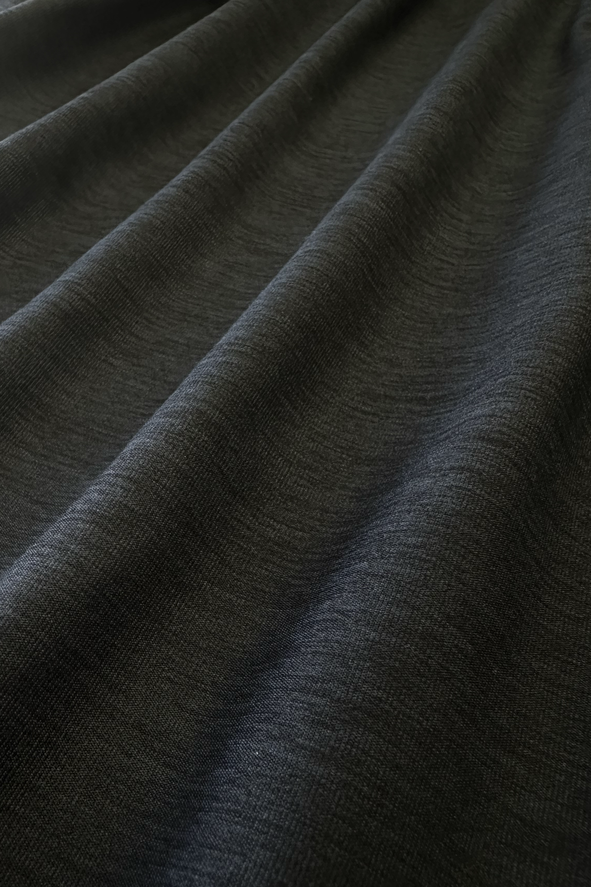 Men's FLOWDRY Tempo running top in New Black - fabric close-up 3 of 4